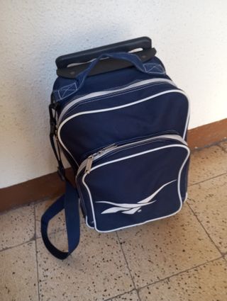 Mochila con ruedas Reebok.