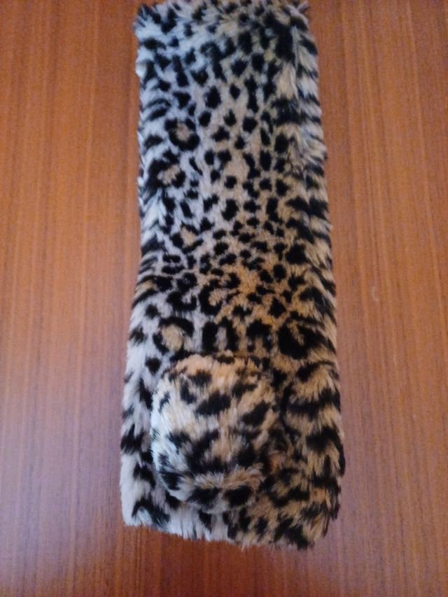 CACHECOL COM ESTAMPA ANIMAL COM DETALHE DE BORLA