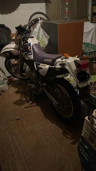 Moto suzuki DR 125