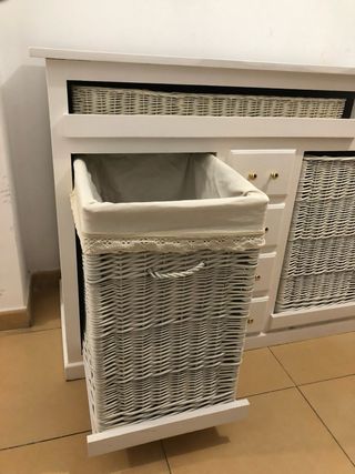 Mueble con caja de mimbre