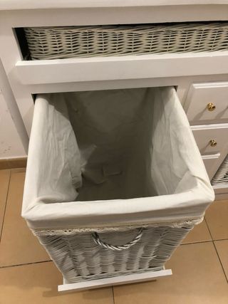 Mueble con caja de mimbre