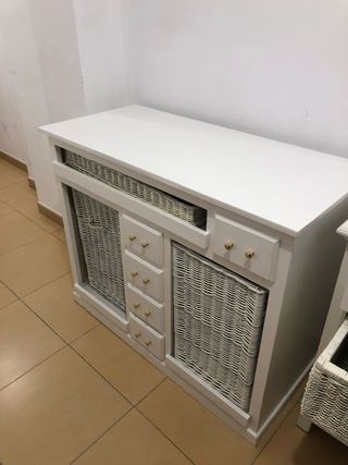 Mueble con caja de mimbre