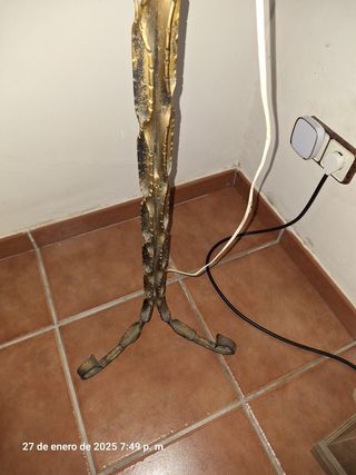 Lámpara de pie antigua envejecida