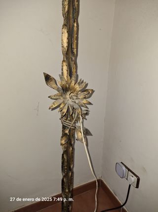 Lámpara de pie antigua envejecida