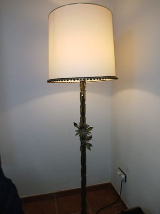 Lámpara de pie antigua envejecida