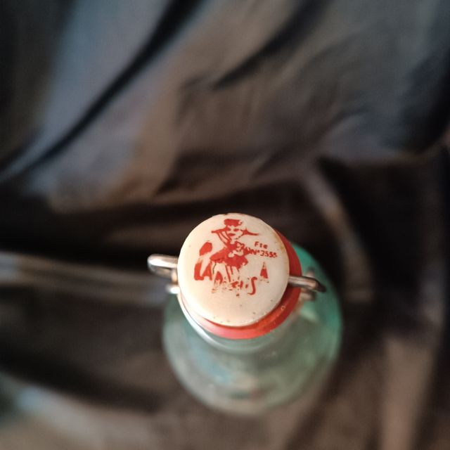 Botella de gaseosa la Pitusa con el tapón marcado.