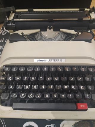 Maquina de escribir antigua