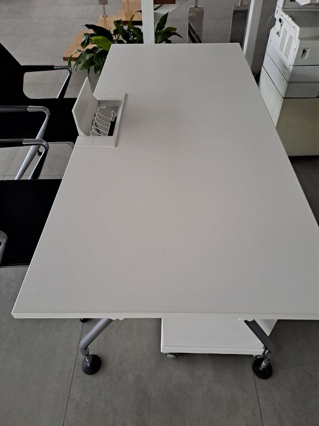 Mesa oficina con bandeja cables