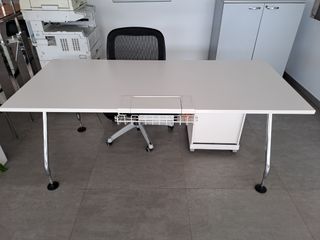 Mesa oficina con bandeja cables