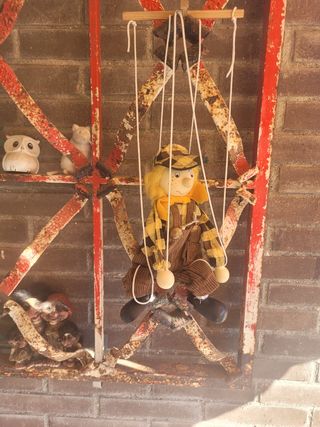 Marioneta espantapájaros de madera