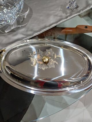Vassoio da portata ovale con coperchio. 