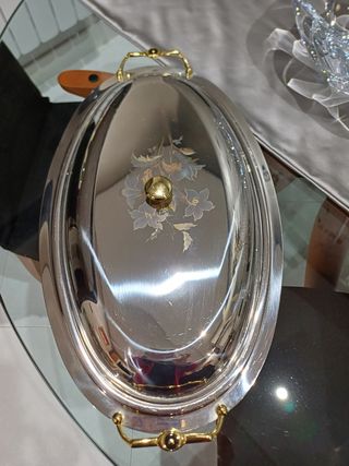 Vassoio da portata ovale con coperchio. 