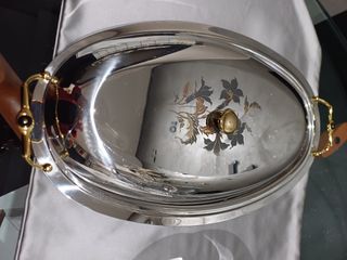 Vassoio da portata ovale con coperchio. 
