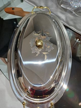 Vassoio da portata ovale con coperchio. 