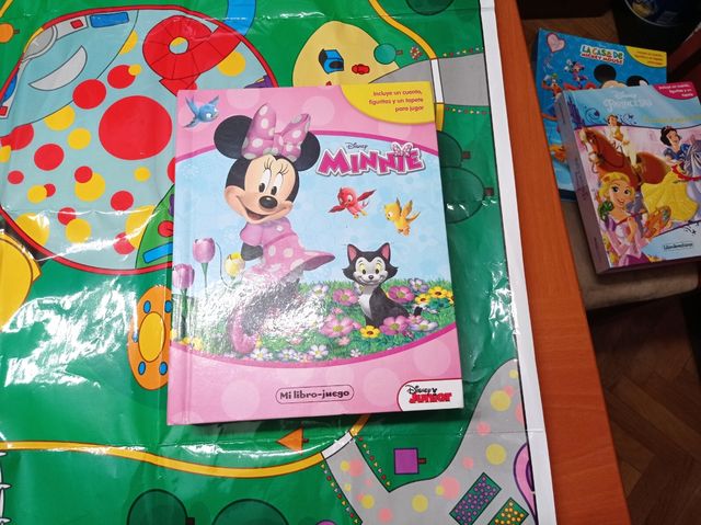Cuento Disney con figuras y tapete juego