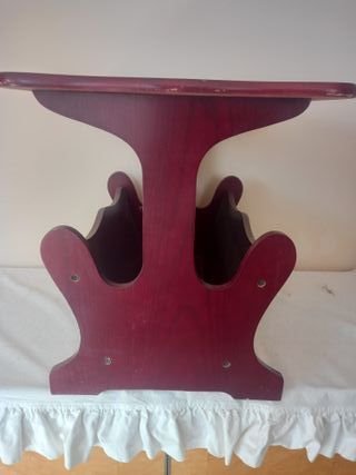 Mesita de noche/revistero de madera