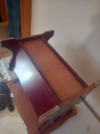 Mesita de noche/revistero de madera