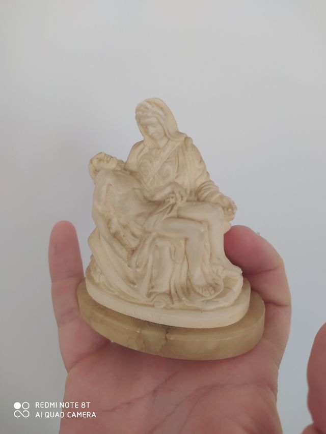 Pequeña escultura piedad de recina