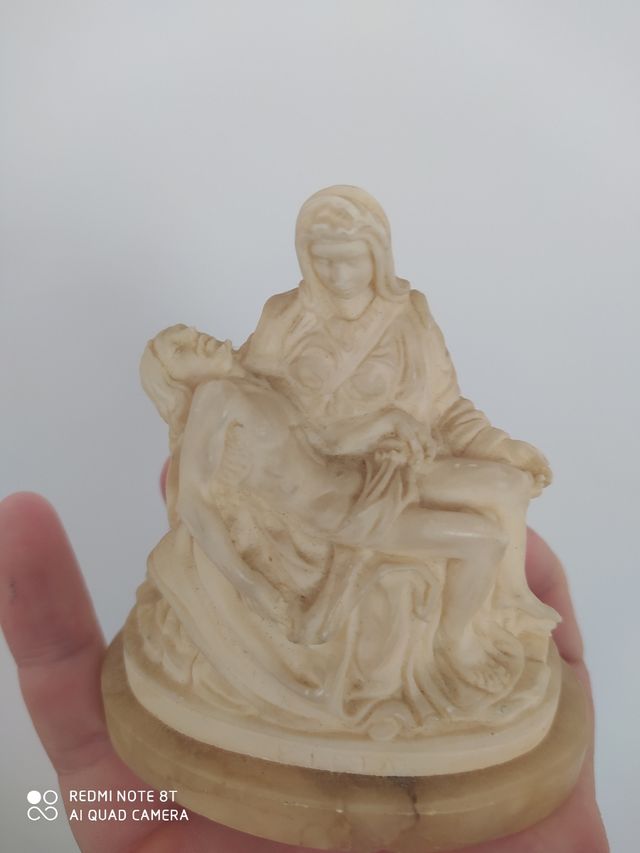 Pequeña escultura piedad de recina