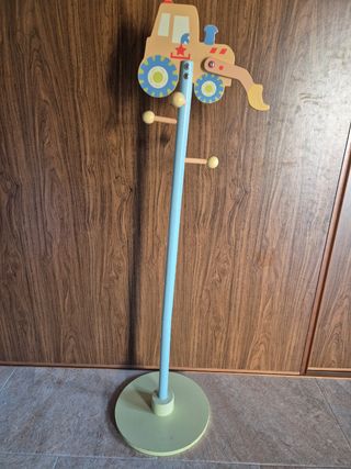 Colcha,  perchero y accesorios decorativos.