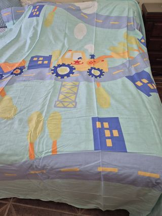 Colcha,  perchero y accesorios decorativos.