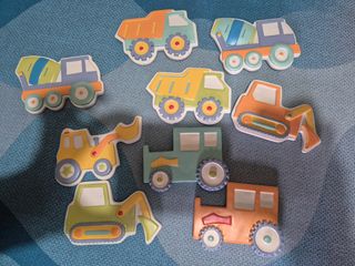 Colcha,  perchero y accesorios decorativos.