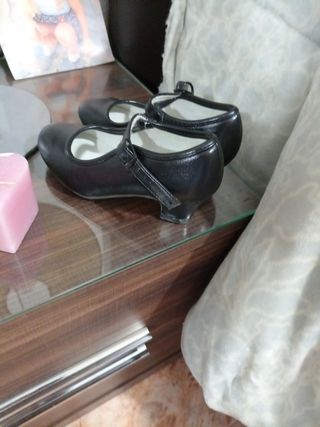 Zapatos de tacones de niña en negro