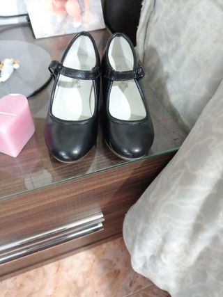 Zapatos de tacones de niña en negro