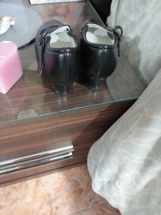 Zapatos de tacones de niña en negro