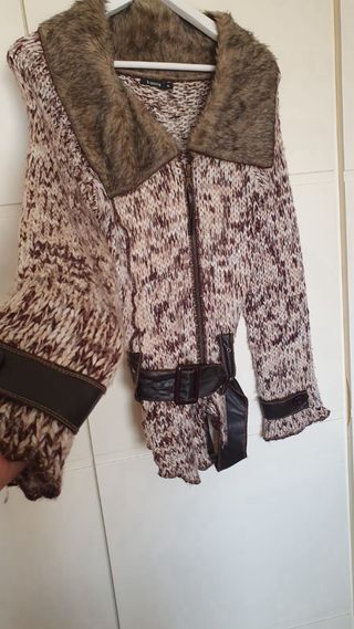 Chaqueta mujer moderna de lana y cinturon cuero