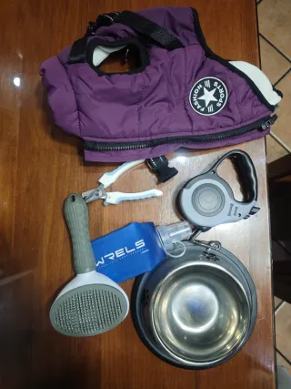 Accesorios para perro pequeño. Precio a convenir.