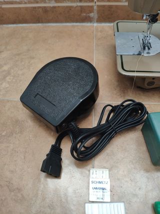 MAQUINA DE COSER REFREY 427 MARRON