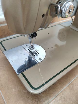 MAQUINA DE COSER REFREY 427 MARRON