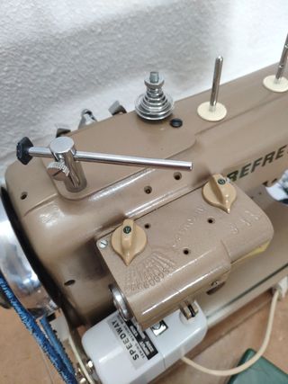 MAQUINA DE COSER REFREY 427 MARRON