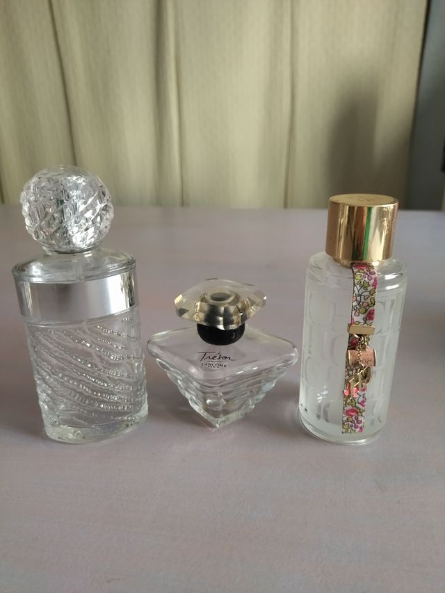 Bottiglie di profumo vuote