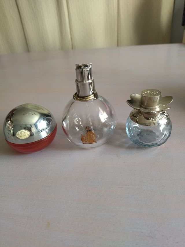 Bottiglie di profumo vuote