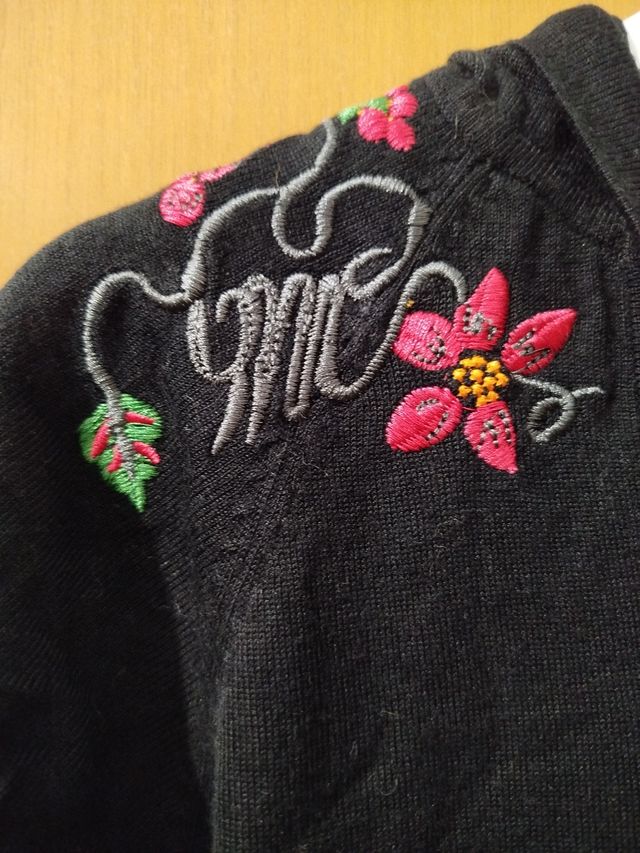 Maglia ricamata con cappuccio