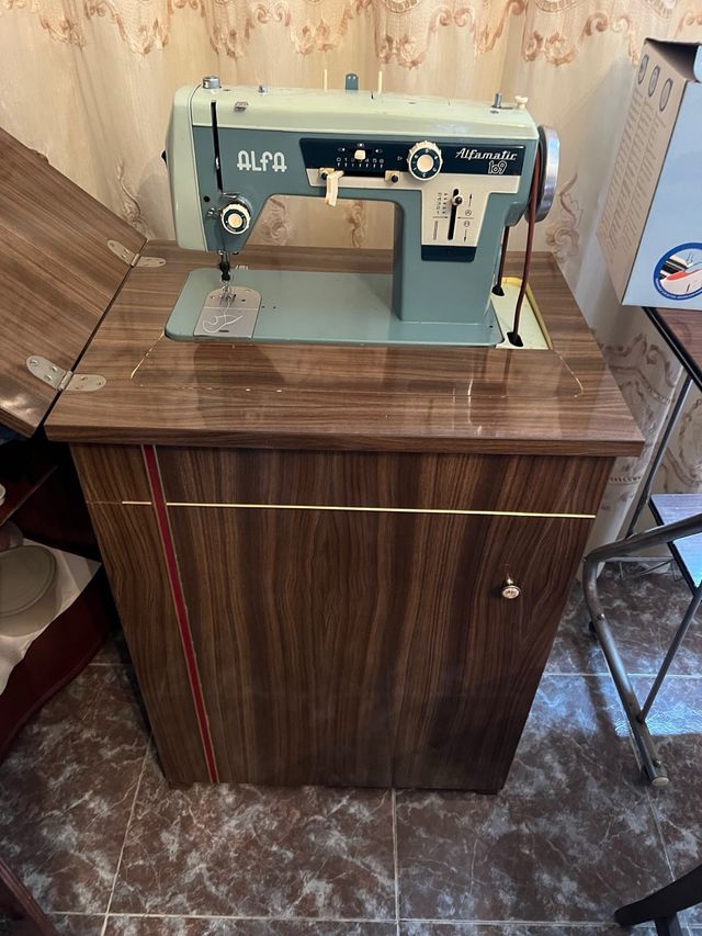 Maquina coser con mueble alfamatic