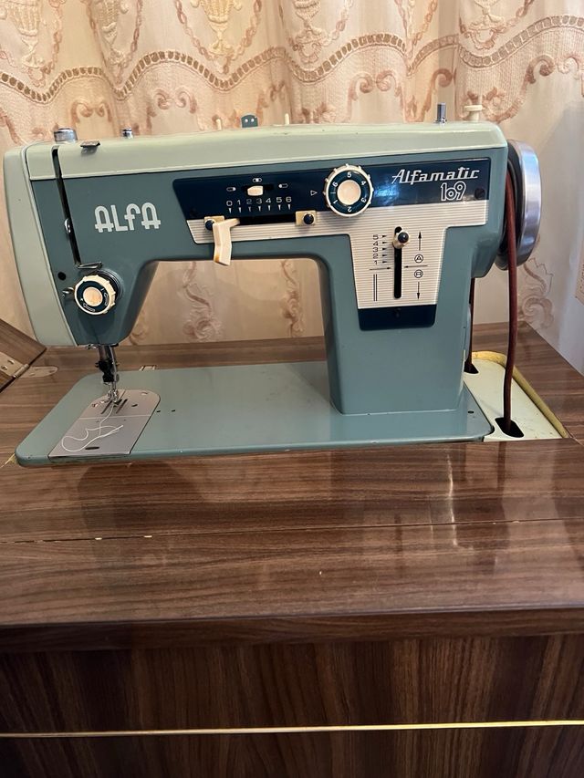 Maquina coser con mueble alfamatic
