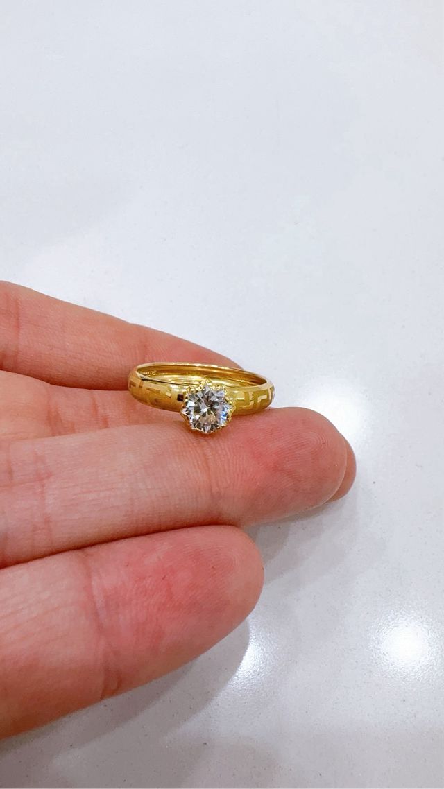 Anello solitario con greche in oro 18kt