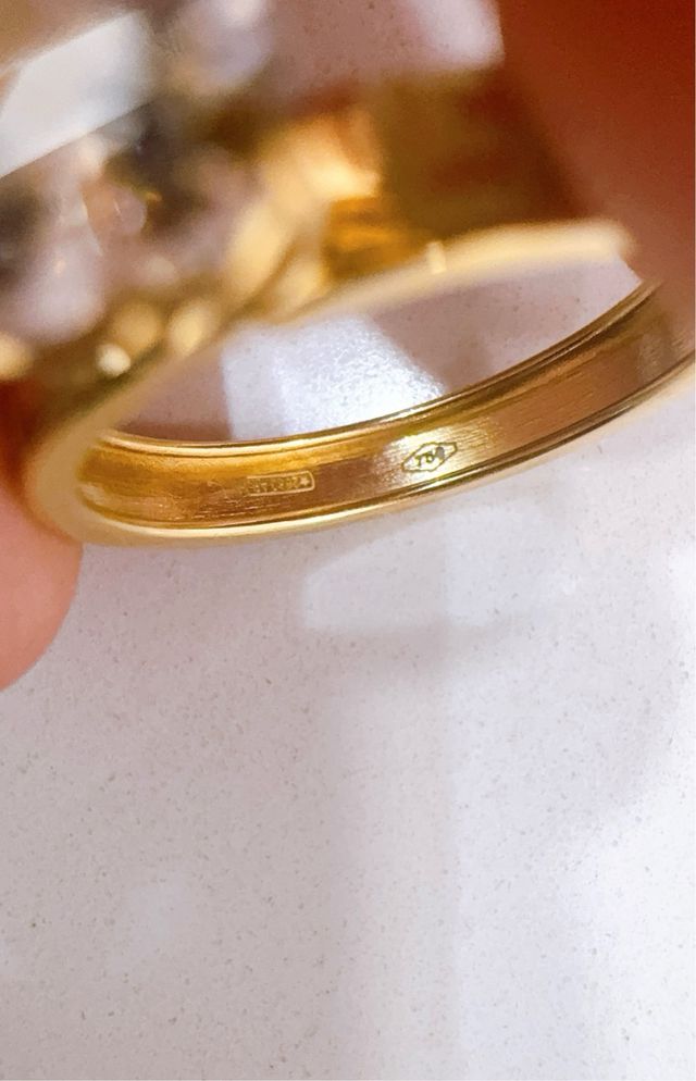 Anello solitario con greche in oro 18kt