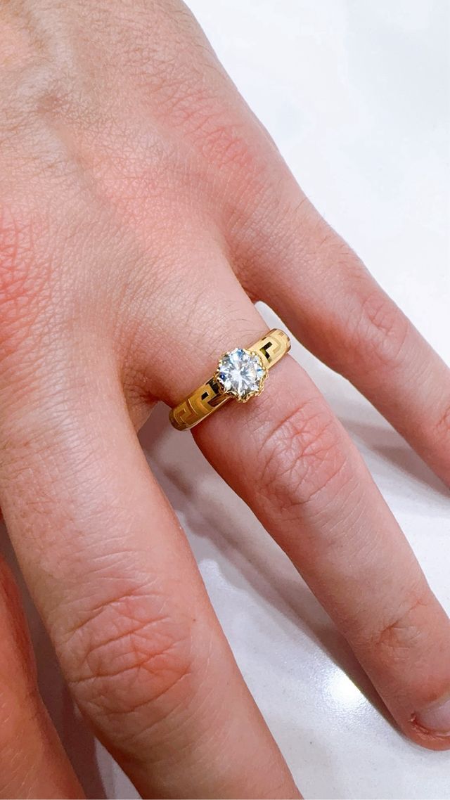 Anello solitario con greche in oro 18kt