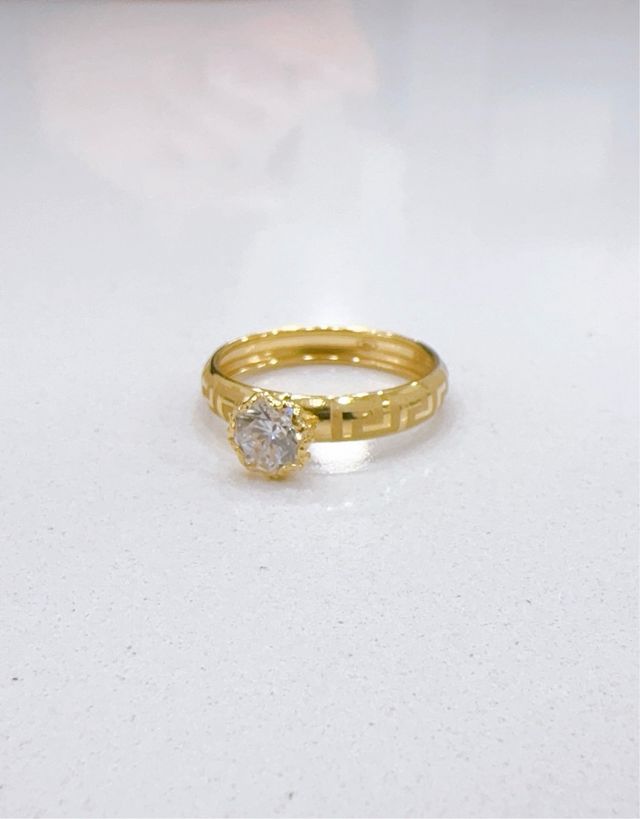 Anello solitario con greche in oro 18kt