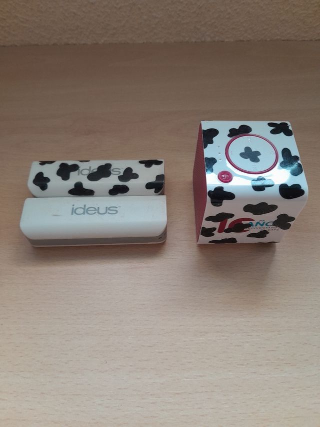 Dos baterías portátiles y un altavoz 