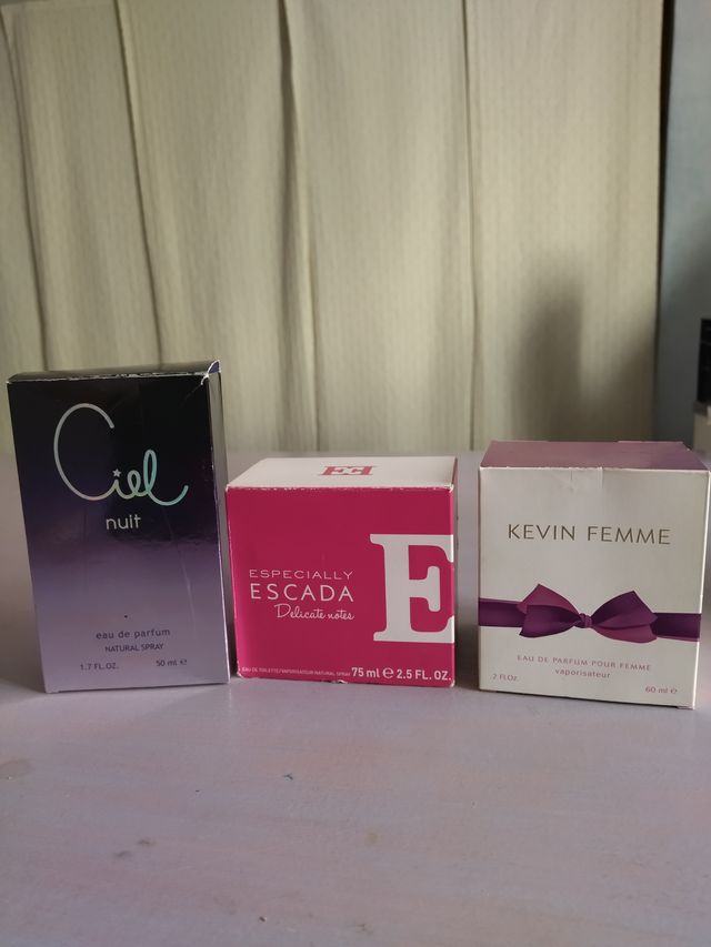 Bottiglie di profumo vuote