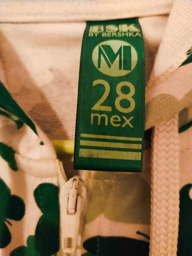 Sudadera de Bershka con capucha y bolsillos