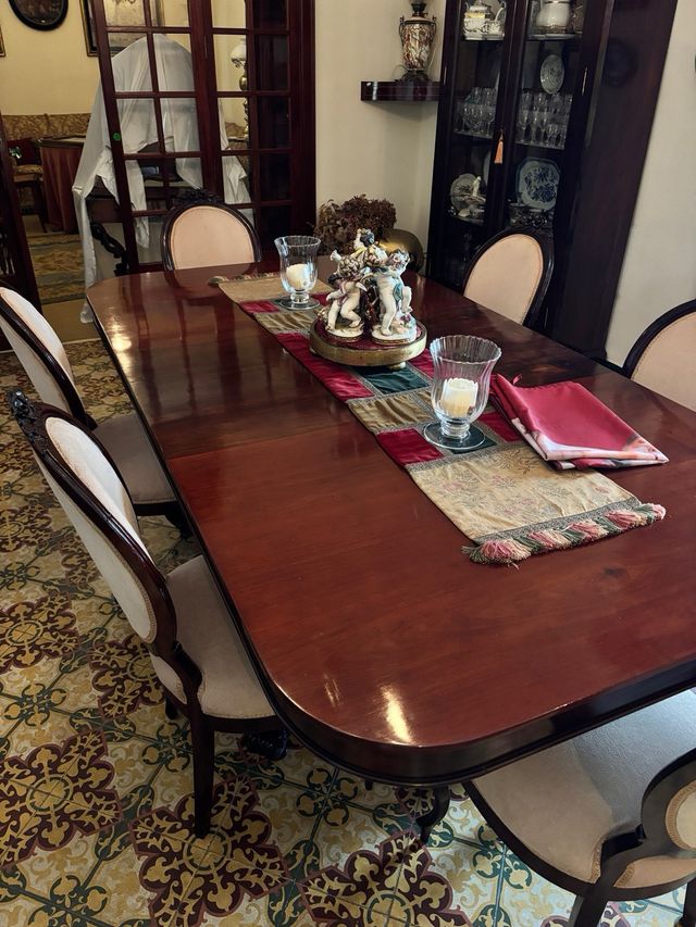 Comedor en caoba mesas y sillas