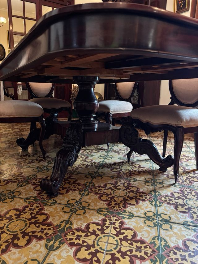 Comedor en caoba mesas y sillas