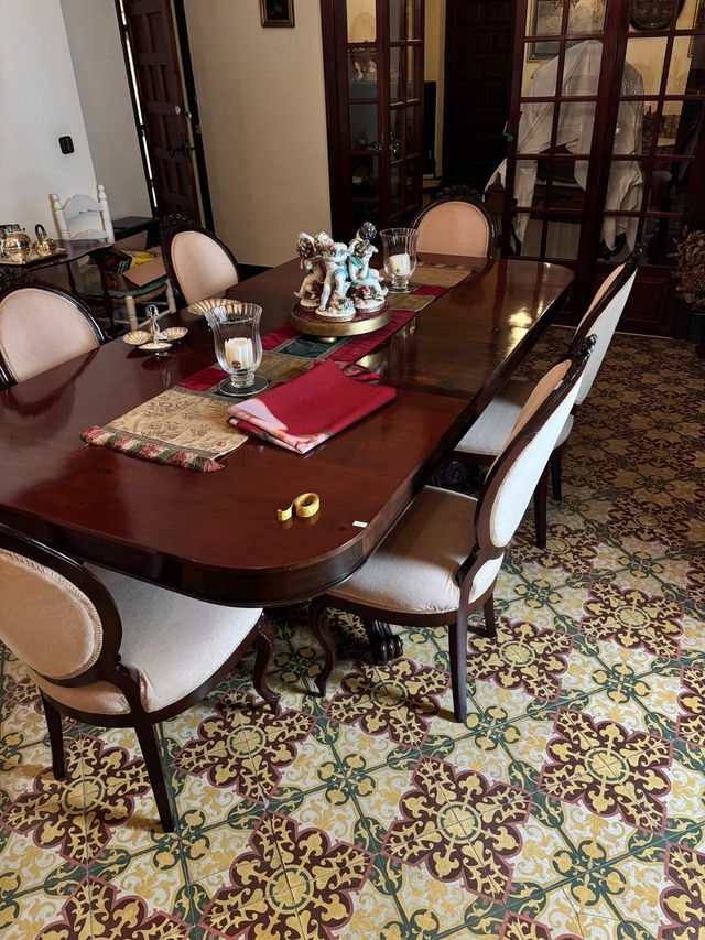 Comedor en caoba mesas y sillas