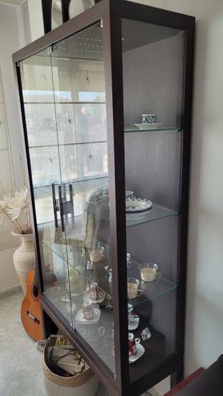 Vitrina de madera y cristal color wengue